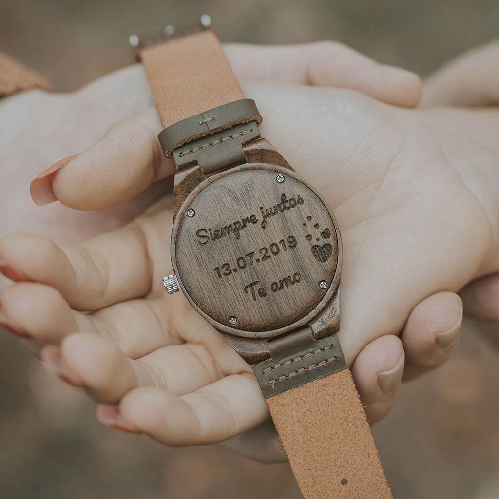 Reloj de madera con grabado