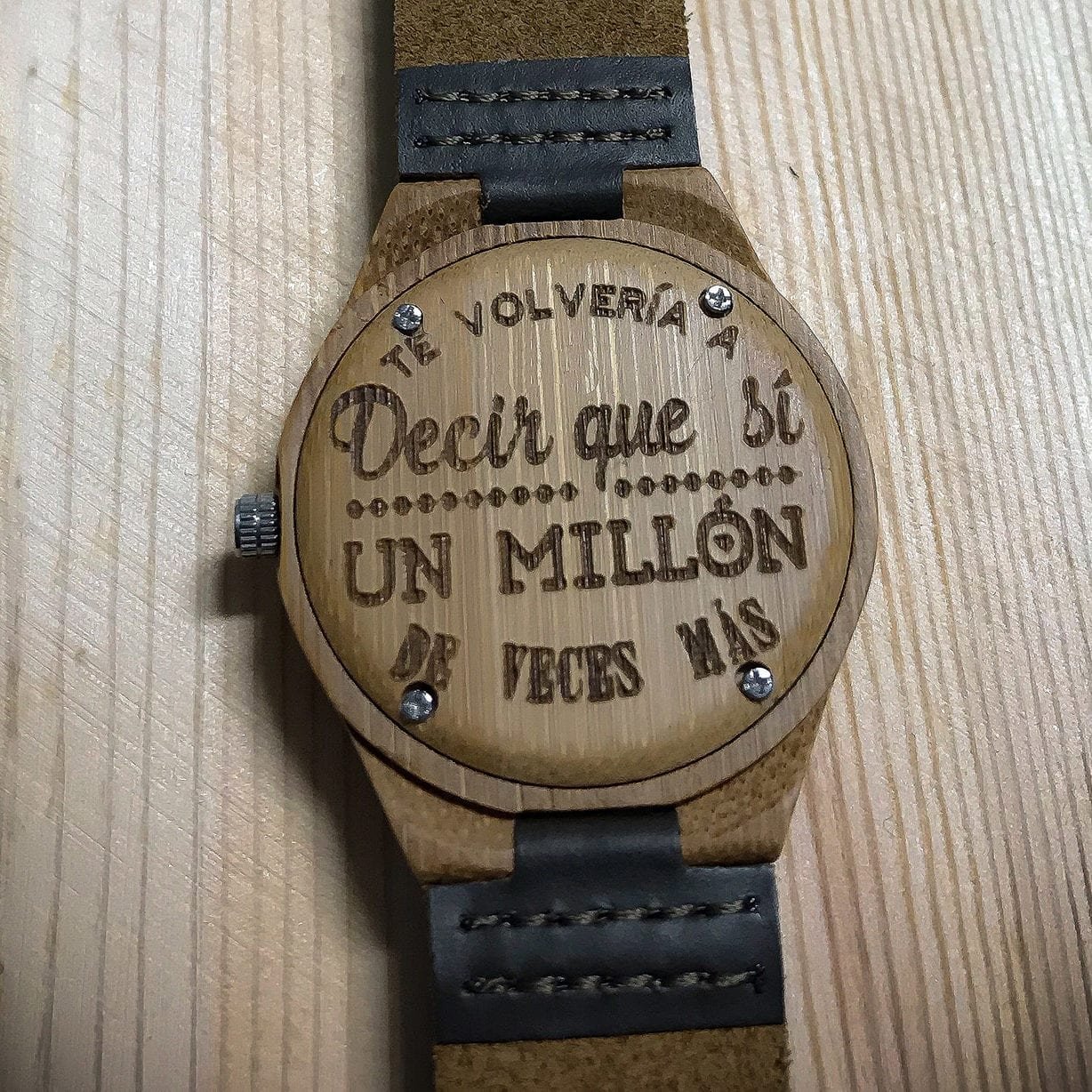 Reloj de madera grabado