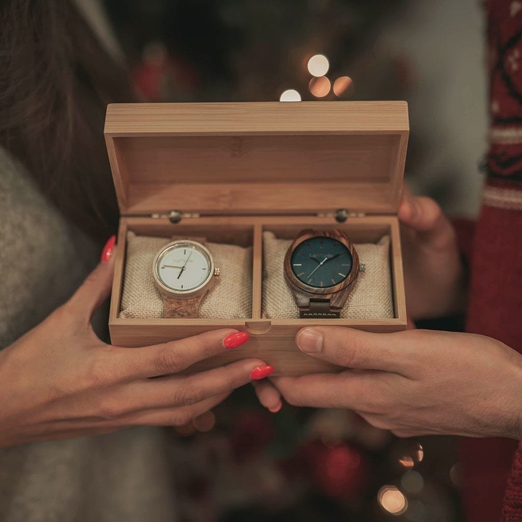 Dos relojes en caja de madera