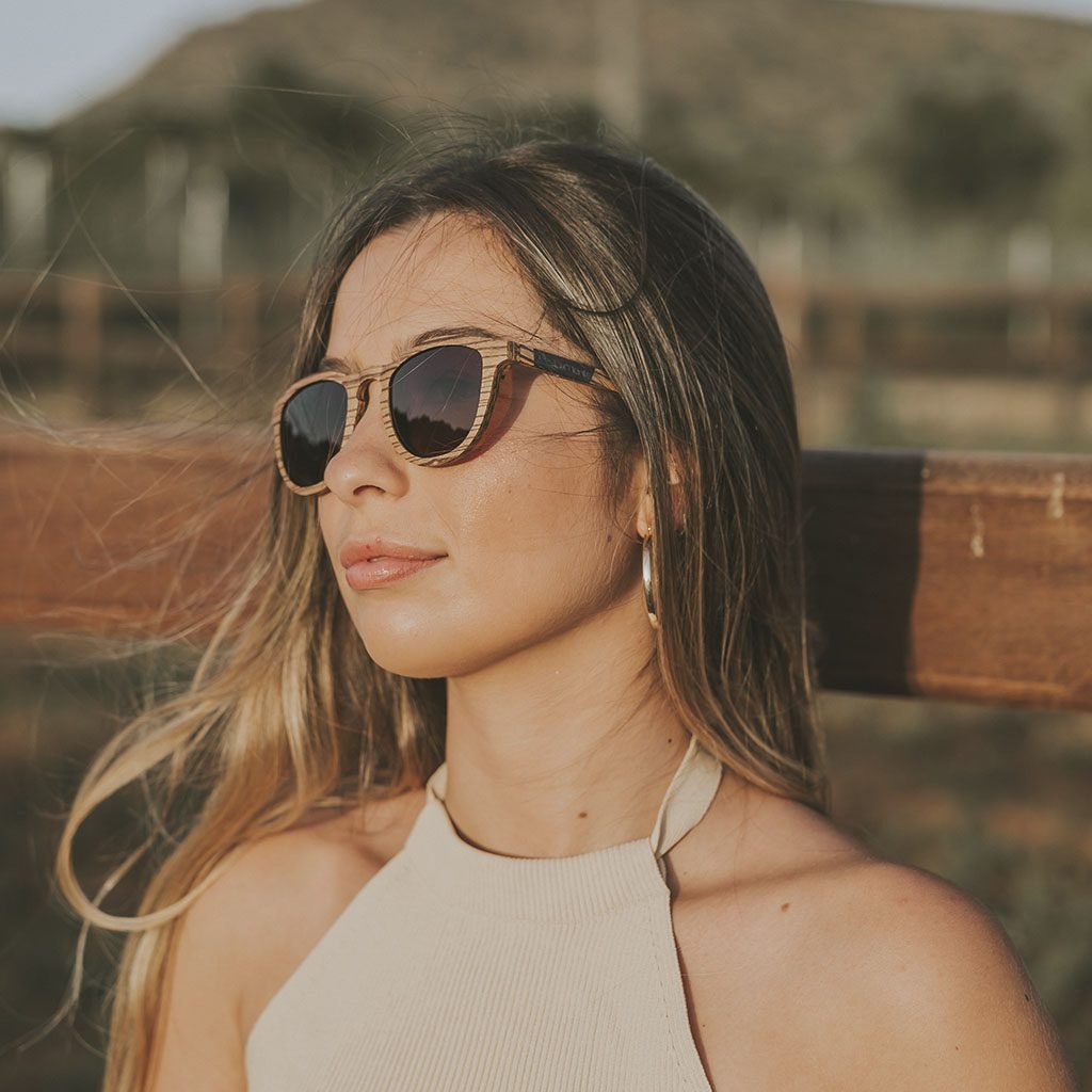 Gafas de mujer en madera