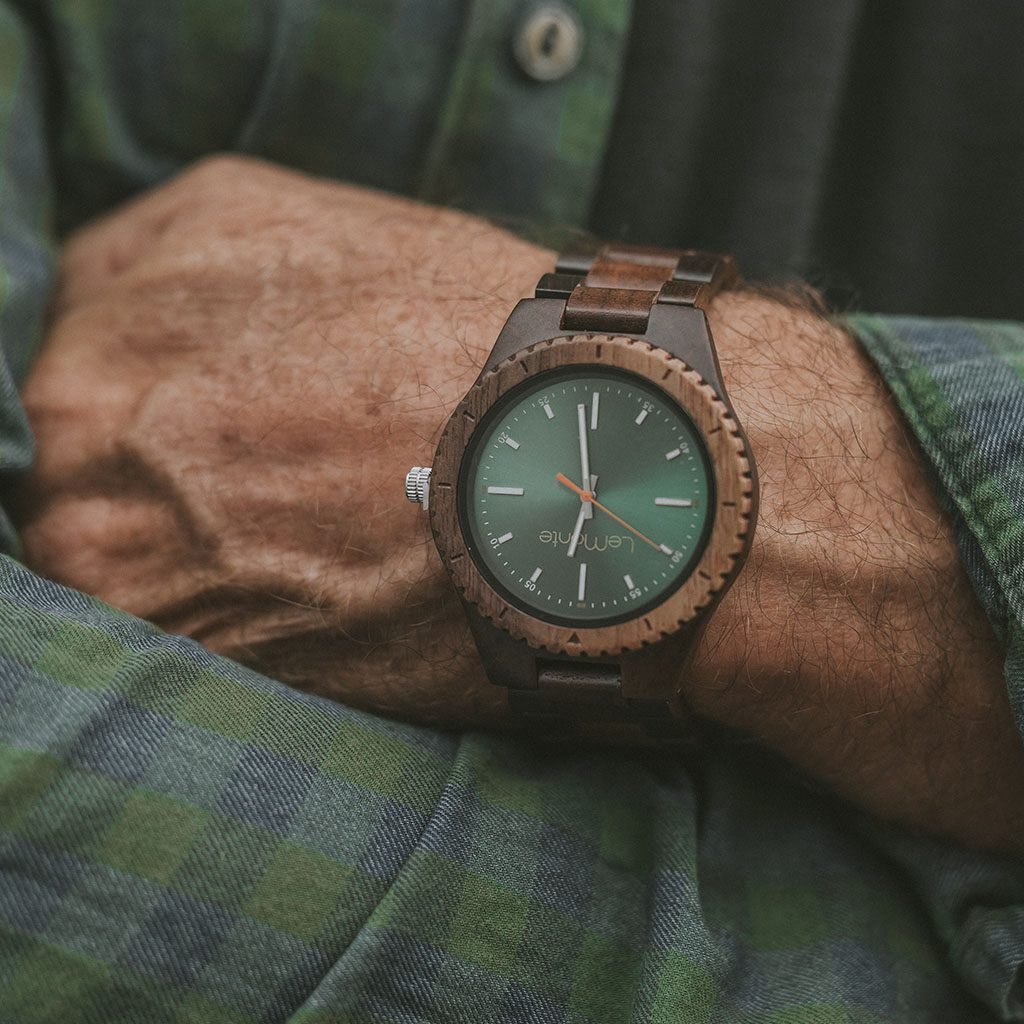 Reloj de madera verde