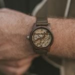 Reloj en muñeca de hombre