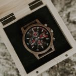 Reloj de madera rojo en caja