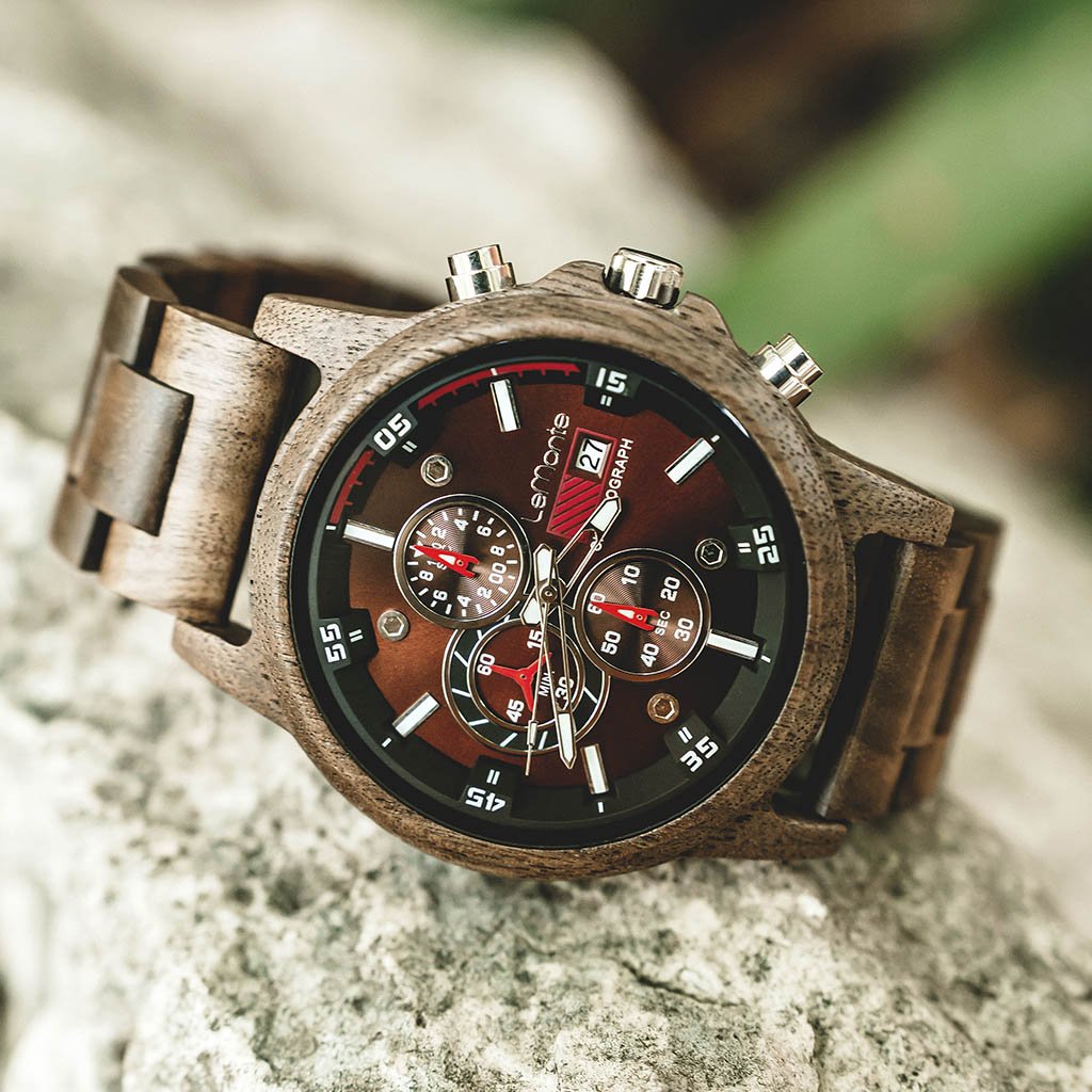 Reloj de madera rojo