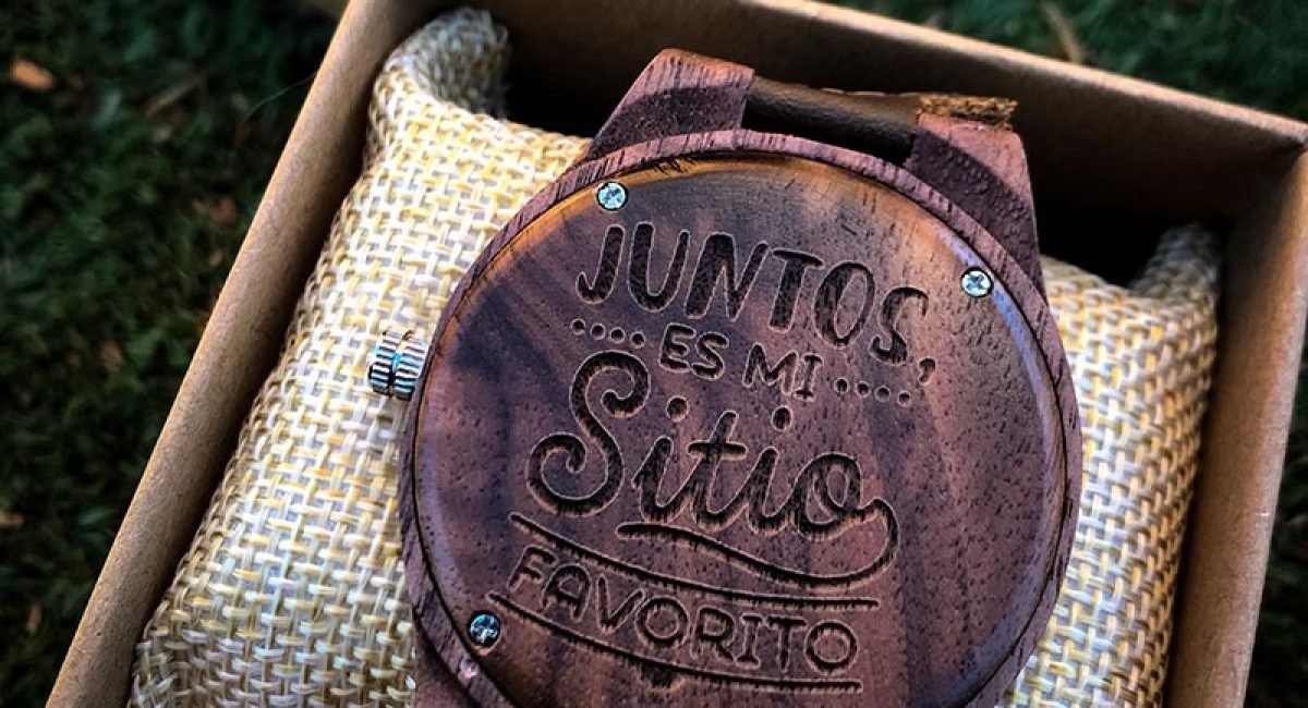 Reloj grabado de madera