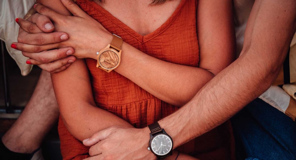 Relojes de madera pareja